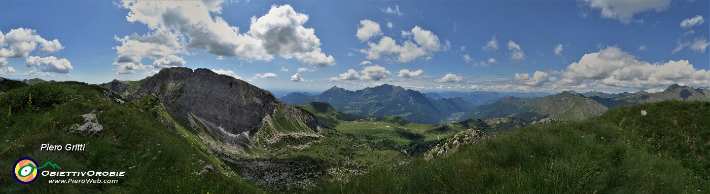 63 Dalla ampia cresta di vetta della Corna Grande vista verso lo Zucco Barbesino e sotto la Valle dei Mughi.jpg